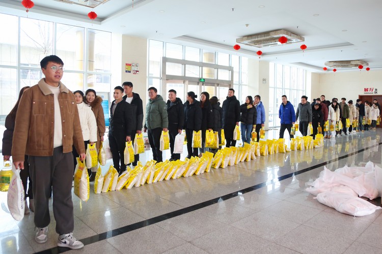 Тепло и добро пожаловать в Новый год丨 China Coal Group раздала теплые подарки всем сотрудникам